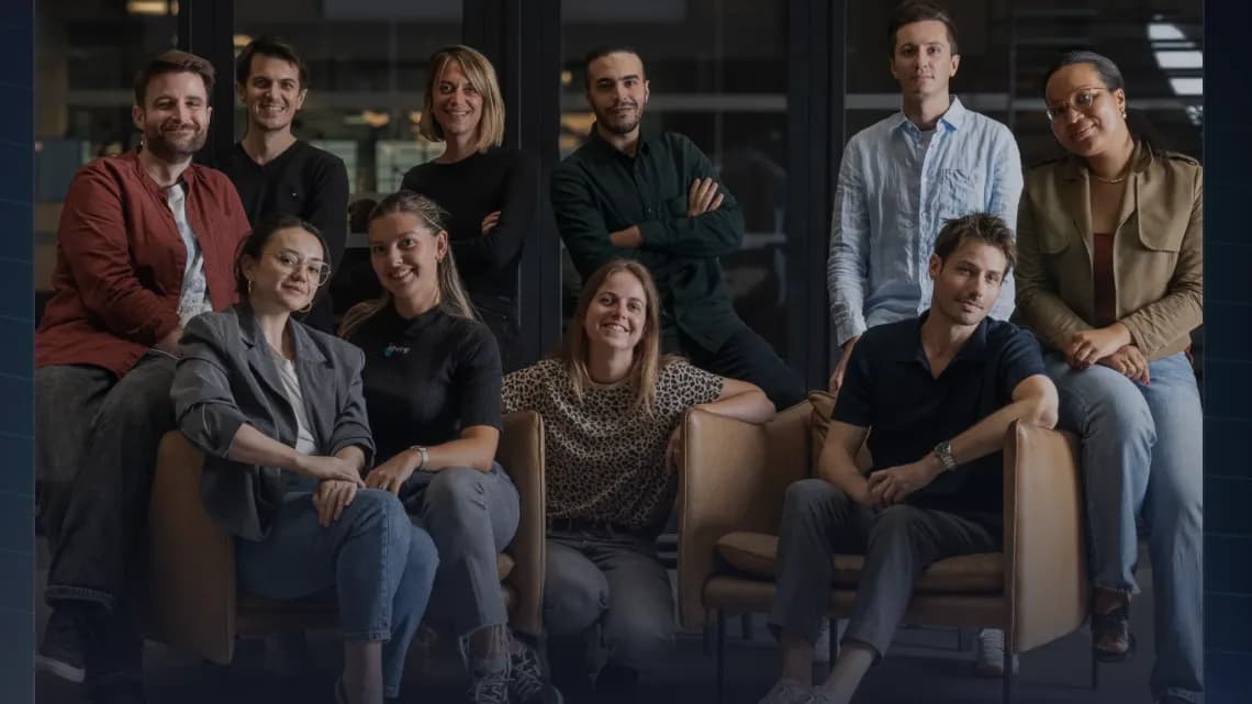 Équipe d'une agence de communication réunie dans ses bureaux