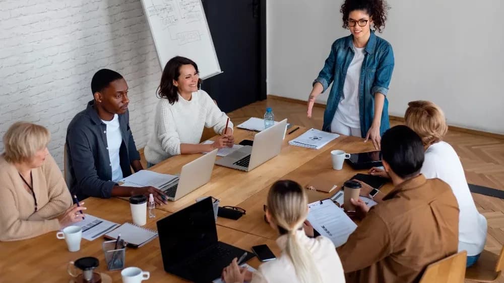 Réunion d'équipe en entreprise autour d'une table de conférence